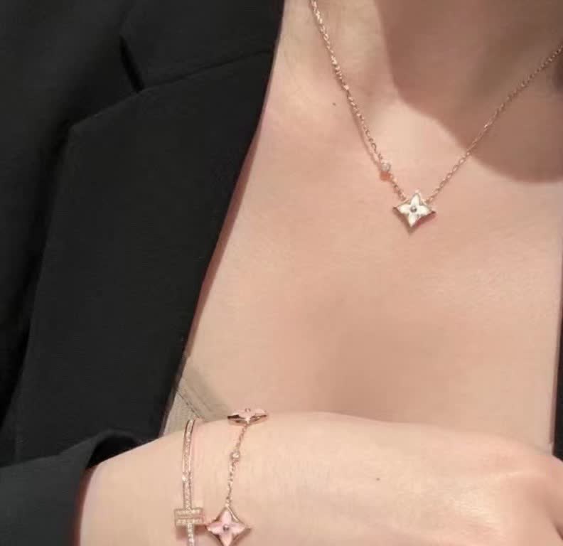 Louis Vuitton Gold Star Necklace with Diamond and Pearl